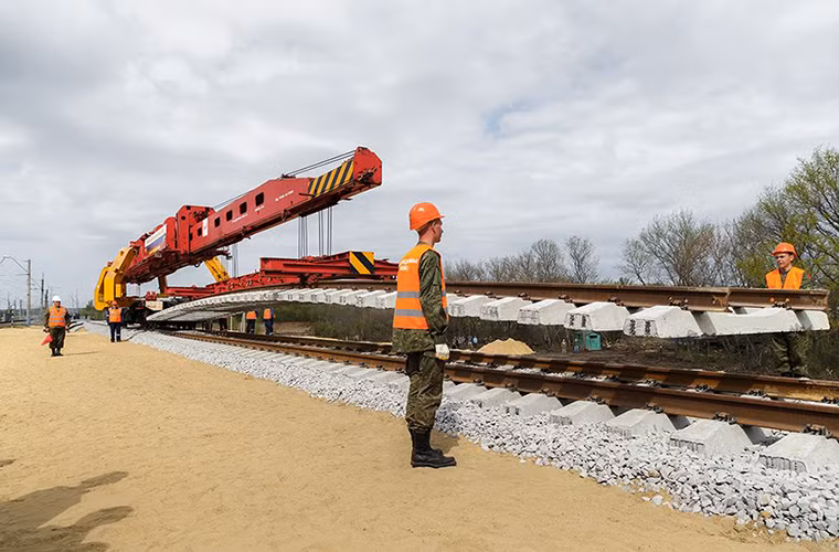 Gói thầu của Tổng công ty đường sắt Quân đội trên tuyến Zhuravka – Millerovo có chiều dài thi công khoảng 57km trong tổng số 122km trên toàn tuyến. Dự kiến tuyến Đường sắt này sẽ được đưa vào hoạt động trong năm 2017. Nguồn ảnh: Bộ Quốc phòng Nga