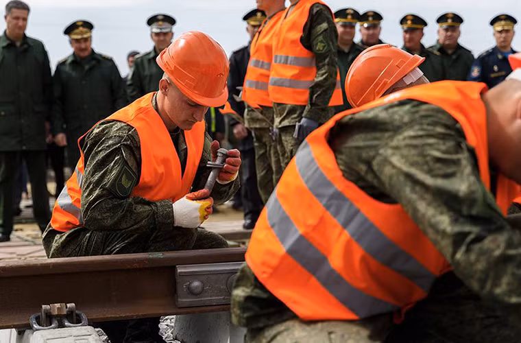 Theo Thứ trưởng Ruslan Tsalikov, Bộ Quốc phòng Nga cam kết sẽ hoàn tất cơ bản gói thầu xây dựng của mình trên tuyến Zhuravka – Millerovo vào tháng 8 năm nay. Bên cạnh đó Quân đội Nga cũng sẽ hỗ trợ hết sức cho Tổng công ty Đường sắt Nga trên các đoạn đường còn lại trên tuyến. Nguồn ảnh: Bộ Quốc phòng Nga