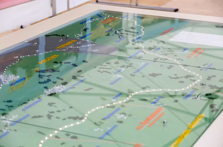 Chính vì lý do này mà từ năm 2015, Tổng thống Nga Vladimir Putin đã phê duyệt dự án xây dựng tuyến Đường sắt mới từ Zhuravka – Millerovo không chạy qua Ukraine nhưng vẫn đảm bảo khả năng nối liền với các tuyến đường sắt chủ chốt khác của Nga. Trong ảnh là sơ đồ tuyến Đường sắt Zhuravka – Millerovo mới được xây dựng gần với biên giới của Ukraine. Nguồn ảnh: Bộ Quốc phòng Nga