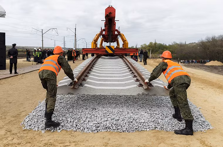 Trong ảnh là một đoạn đường sắt trên tuyến Zhuravka – Millerovo do Tổng công ty Đường sắt Quân đội Nga xây dựng với sự hổ trợ của các máy móc cơ giới hiện đại nhất. Nguồn ảnh: Bộ Quốc phòng Nga