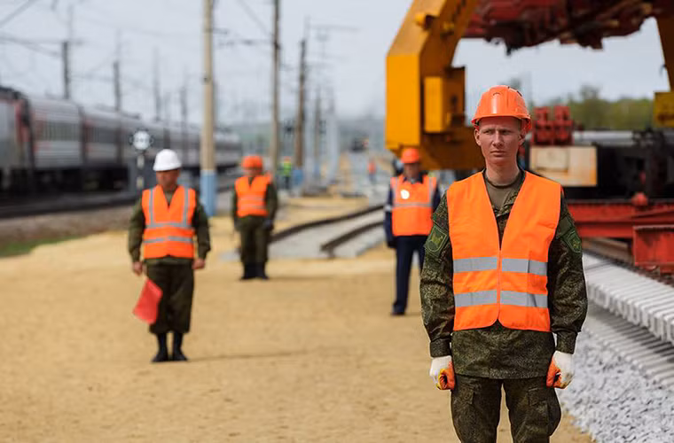 Được biết để đáp tình hình hiện tại Bộ Quốc phòng Nga đã cử Tổng công ty đường sắt của Quân đội Nga kết hợp với Tổng công ty đường sắt Nga xây dựng tuyến đường sắt trên. Dù việc các công ty xây dựng quốc phòng của Nga tham gia các dự án dân sự không phải là điều gì mới nhưng đối với dự án Đường sắt Zhuravka – Millerovo nó lại có vai trò khá lớn. Nguồn ảnh: Bộ Quốc phòng Nga