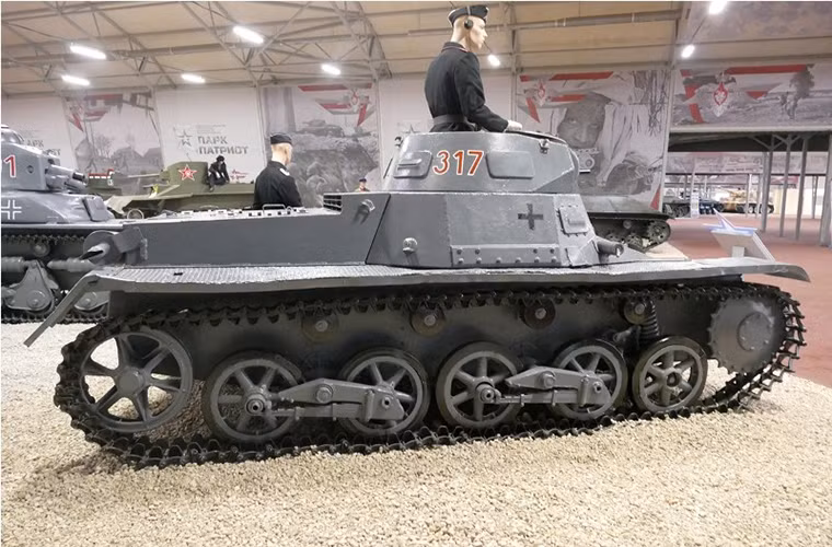 Với việc sử dụng các đơn vị thiết giáp thọc sâu đánh nhanh, chia cắt và bao vây, quân Đức đã thành công trong việc phá vỡ hoàn toàn các tuyến phòng thủ của Liên Xô trong năm 1941. Việc sở hữu số lượng xe tăng áp đảo hơn cũng không giúp Moscow dành được lợi thế thậm chí còn trở thành gánh nặng.