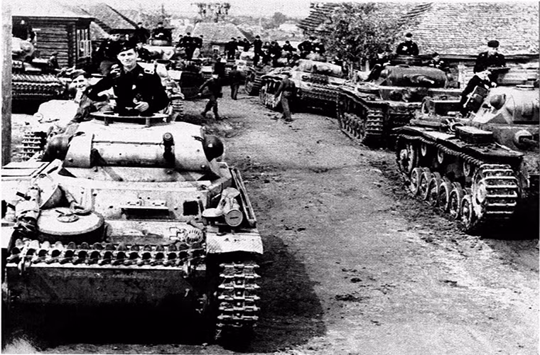 Và sau đó là chiến dịch Barbarossa vào tháng 6/1941 với bộ đôi Panzer I và Panzer II.