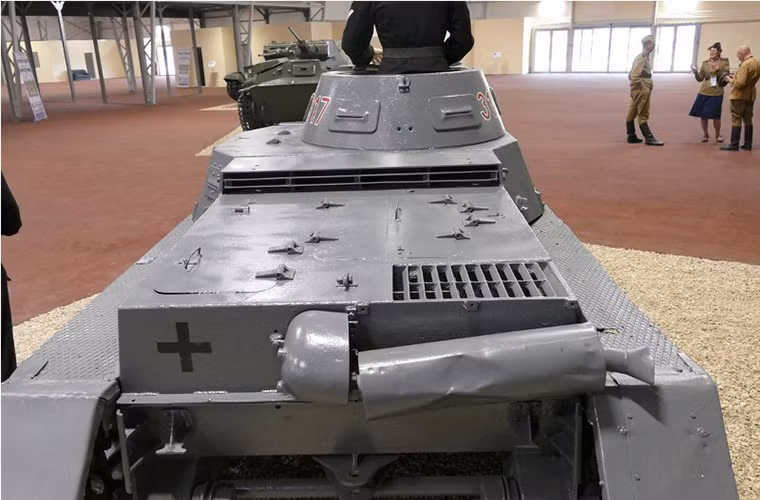 Một chiếc Panzer I chỉ cần tới kíp lái hai người với một lái xe và một chỉ huy kiêm xạ thủ, nó được trang bị một động cơ xăng Krupp M 305 có công suất 60 mã lực với tầm hoạt động chỉ 200km.