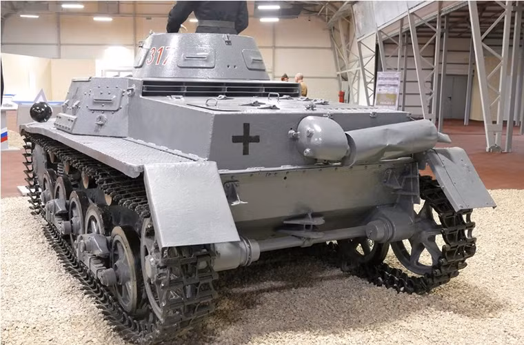 Trên thực tế, Panzer I hoàn toàn không có cơ hội dành chiến thắng khi chạm trán với những chiếc xe tăng Liên Xô trong giai đoạn đầu của CTTG 2, nó không được trang bị pháo lớn lẫn giáp dày. Nhưng bù lại Panzer I lại có sự cơ động và hầu hết những chiếc xe tăng của Đức trong giai đoạn này đều có thiết kế tương tự.