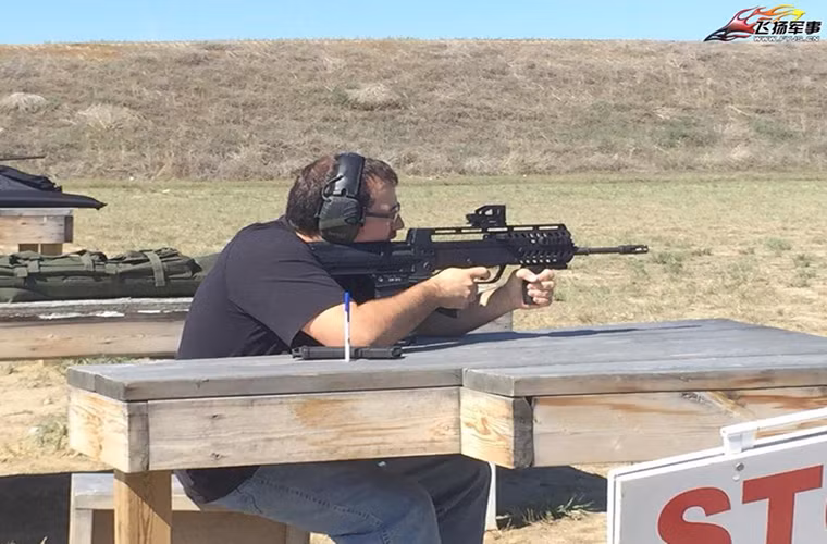 Dù thay đổi thiết kế bên ngoài nhưng T97 LHG có các thông số kỹ thuật khi bắn tương đương T97NSR với tầm bắn hiệu quả từ 400-600m với tốc độ bắn hơn 600 viên/phút, tuy nhiên các thông số này có thể thay đổi do các sửa đổi trên T97 LHG.