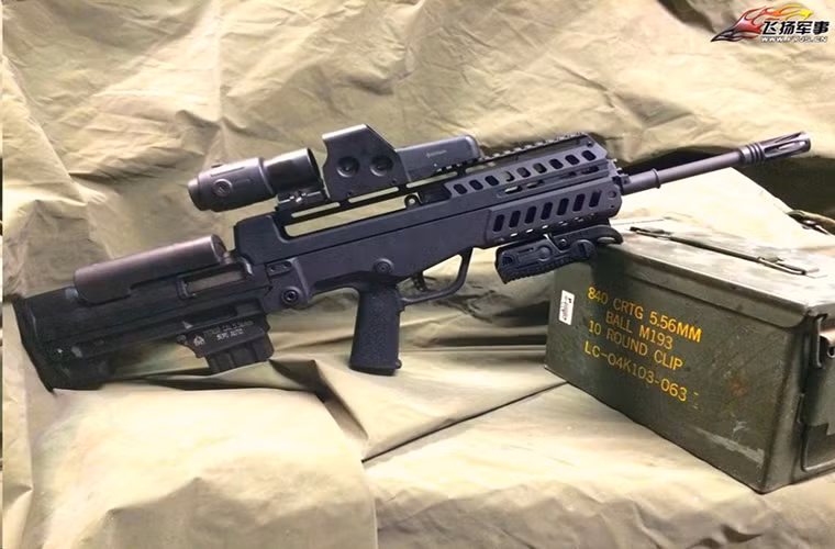 Về thiết kế toàn cụm thân súng phía sau của T97 LHG từ hộp tiếp đạn đến báng súng đều giữ nguyên thiết kế của T97NSR. Nhưng toàn bộ phần thân súng phía trước của T97 LHG được thay đổi gồm cụm ốp tay và cò súng giúp người sử dụng thoải mái hơn khi bắn. Trong khi đó thước ngắm tiêu chuẩn trên T97NSR cũng được thay đổi bằng hệ thống rail gắn phụ kiện theo tiêu chuẩn NATO.