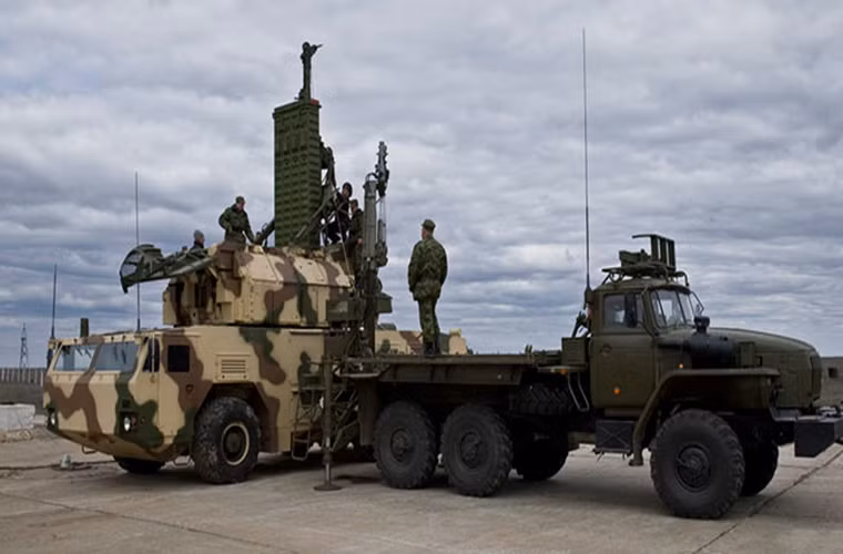 Ngoài nền tảng khung gầm đặc chủng 9A331, Tor-M2U cũng có thể được triển khai trên nhiều nền tảng khác nhau như trên khung gầm bánh lốp MZKT-6922, trên một toa tàu hỏa hay thậm chí là một tàu chở hành. Và dù được đặt trên bất cứ nền tảng nào khả năng tác chiến của Tor-M2U vẫn không thay đổi với tỉ lệ bắn trúng mục tiêu từ 97%-100%. Đây là điều ít có hệ thống tên lửa phòng không nào của Phương Tây không làm được.
