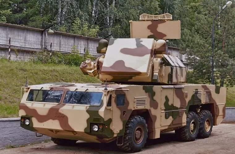 Từ năm 2008, Bộ Quốc phòng Nga cũng đã đẩy mạnh quá trình sản xuất Tor-M2U nhằm phục vụ nhu cầu trong nước nước cũng như dành cho xuất khẩu. Hiện tại Almaz-Antey cũng đang phát triển biến thể phòng không trên hạm của Tor-M2U.