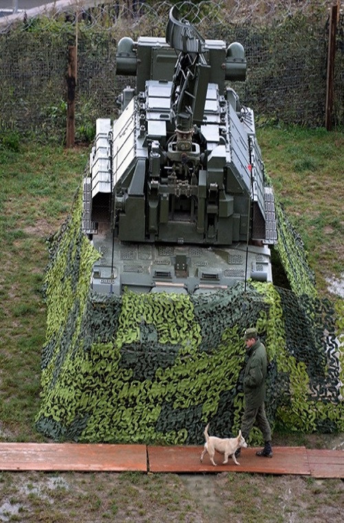 Tổ hợp tên lửa phòng không Tor-M2U được sản xuất bởi nhà máy quốc phòng Kupol ở thành phố Izhevsk. Đây cũng là một trong những công ty con của Tập đoàn tên lửa chiến thuật Nga Almaz-Antey. Được biết Almaz-Antey cũng là cái nôi của hàng loạt tổ hợp tên lửa phòng không đình đám nhất của Nga và cả thị trường vũ khí thế giới.