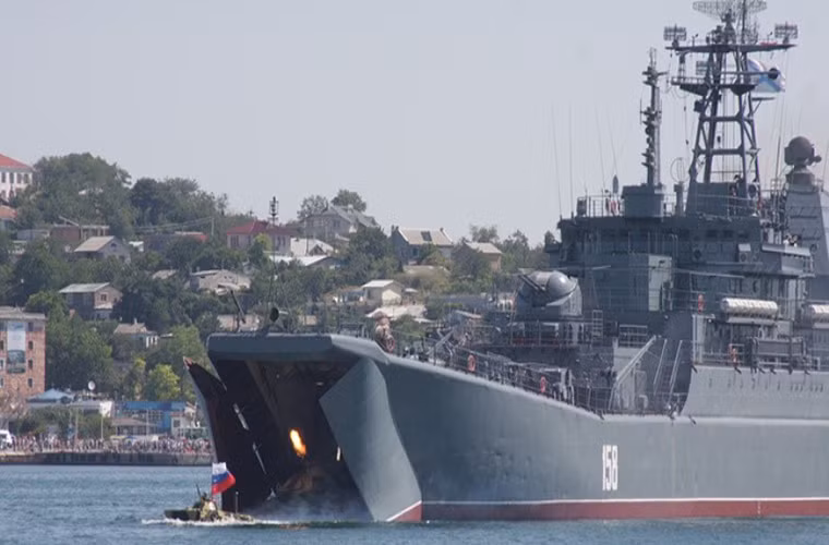 Bên cạnh việc hiện đại hóa biên đội tàu chiến, lực lượng lính thủy đánh bộ thuộc Hạm đội Biển Đen cũng được tái trang bị riêng trong năm 2015 các đơn vị này đã được trang bị mới 140 xe bọc thép hiện đại. Quân số của Hạm đội Biển Đen trước đây chỉ khoảng 11.000 nhưng giờ đây đã tăng lên 25.000 như đã nói ở trên.