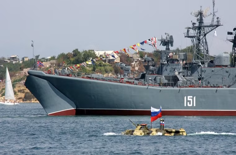 Với các con số trên, ta có thể thấy rõ chỉ trong vòng hai năm bộ mặt của Hạm đội Biển Đen đã hoàn toàn thay đổi và nhanh chóng giúp nó dành được vị trí thứ hai trong 5 hạm đội của Nga chỉ đứng sau Hạm đội Biển Bắc. Rõ ràng Hải quân Nga muốn khóa chặt mọi kế hoạch tấn công điên rồ nhất của NATO nhắm vào nước Nga từ cả phía Bắc lẫn phía Tây.