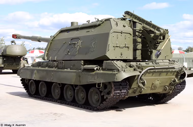 2S19 Msta-S được thiết kế trên cơ sở khung gầm xe bánh xích dùng thành phần của xe tăng T-80, trang bị tổ hợp pháo hạng nặng 152mm 2A65 đạt tầm bắn từ 24-36km tùy loại đạn, có thể bắn được cả đạn thông minh Krasnopol và đạn hạt nhân chiến thuật, tốc độ bắn có thể đạt 6-8 phát/phút.