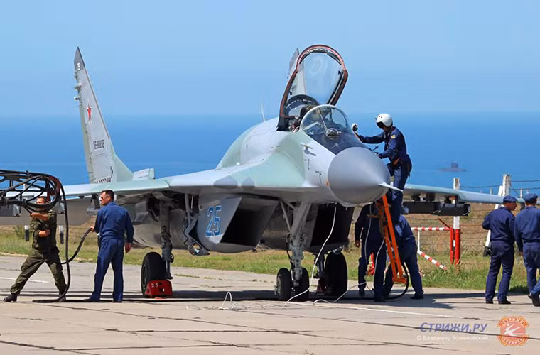 Tại vòng loại trực tiếp cho cuộc thi không quốc tế Aviadarts 2016 Không quân Nga đã xác định được mẫu máy bay chiến đấu cùng đội bay tốt nhất của mình trong năm nay. Và có một điều khá bất ngờ là vị trí quán quân của hạng mục chiến đấu cơ xuất sắc nhất lại thuộc về một chiếc Su-30SM trong khi đó Su-35S chỉ đứng vị trí thứ hai. Nguồn ảnh: Vladimir Romanovsky