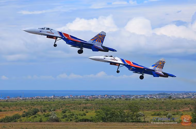 Tại Aviadarts 2016 còn có sự xuất hiện của các đội bay biểu diễn nổi tiếng nhất của Nga với phi đội “Hiệp sĩ Nga”, phi đội “Chim yến” và “đại bàng vàng”. Trong suốt bốn ngày diễn ra cuộc thi đã có hàng chục ngàn lượt khán giả đến tham quan và tham gia các hoạt động bên lề Aviadarts 2016. Nguồn ảnh: Vladimir Romanovsky