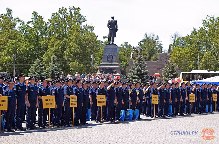 Trong ảnh là các đội đại diện Không quân Nga tham gia Aviadarts 2016 trong buổi lễ bế mạc tại Chauda với sự tham gia trực tiếp của Tư lệnh lực lượng Không quân Nga Thượng tướng Viktor Bondarev và Thủ tướng Cộng hòa tự trị Crimea Sergei Menyailo. Nguồn ảnh: Vladimir Romanovsky