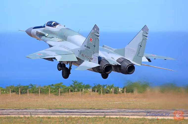 Dù bị lấn át trước các dòng chiến đấu cơ của Sukhoi nhưng MiG cũng có một đại diện tham gia Aviadarts 2016 lần này là MiG-29SMT - biến thể hiện đại nhất của dòng tiêm kích này. Đội bay sử dụng MiG-29SMT cũng dành được vị trí thứ ba tại giải lần này. Nguồn ảnh: Vladimir Romanovsky