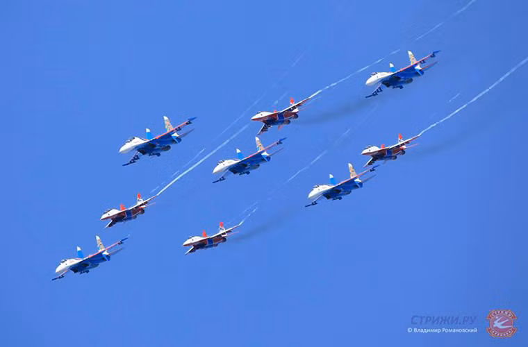 Phi đội bay biểu diễn hỗn hợp gồm “Hiệp sĩ Nga” và “Chim yến”. Nguồn ảnh: Vladimir Romanovsky