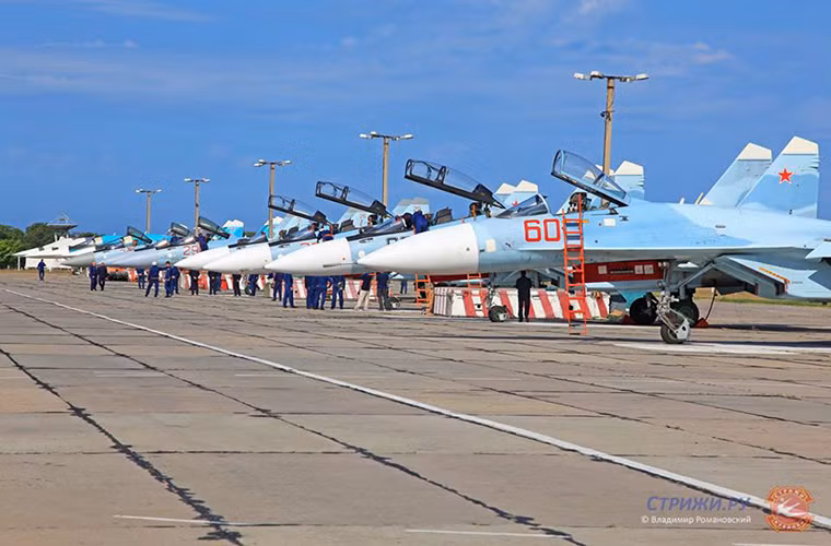 Quy tụ tại Chauda có sự góp mặt hầu hết các dòng máy bay hiện đại nhất của Không quân Nga như Su-35S, Su-30SM, Su-27, Su-34, Su-24M, MiG-29SMT và Su-25SM. Còn các dòng trực thăng gồm có Mi-8, Mi-8AMTSh, Mi-28N, Ka-52 và Mi-24P. Nguồn ảnh: Vladimir Romanovsky