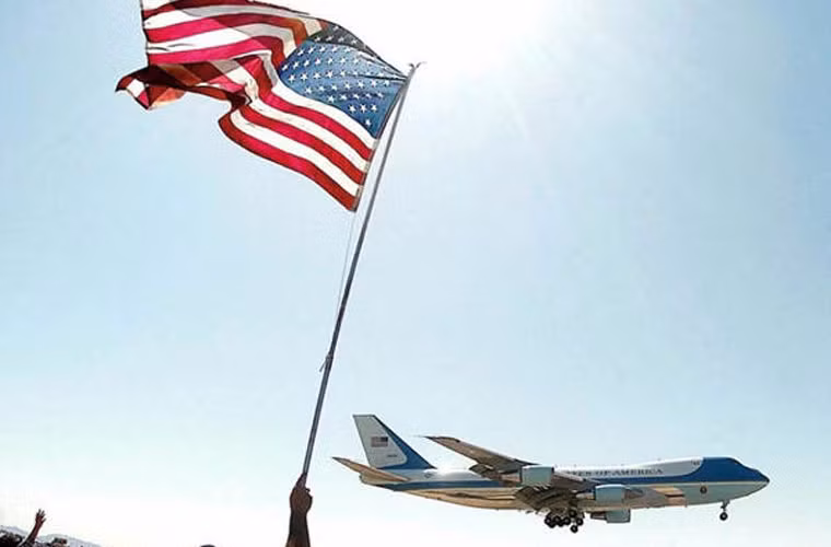 VC-25 là một máy bay quân sự đặc biệt phục vụ cho các Tổng thống Mỹ. Năm 1990 giá chế tạo của nó là 330 triệu USD, chi phí cho một lần bay là 206.337 USD.