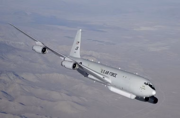 E-8C là một loại máy bay giám sát tầm xa hiện đại. Tuy nó cũng giống với E-3A trang bị radar tính năng cao và thiết bị hiện đại khác, nhưng đối tương giám sát của nó chủ yếu là mục tiêu mặt đất. Giá chế tạo của E-8C là 244 triệu USD, chi phí một lần bay là 73.234 USD.