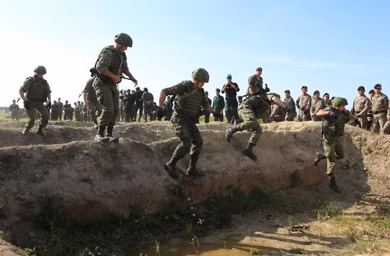 Và để vượt qua tất cả các chướng ngại vật đòi hỏi binh sĩ phải có thể lực tốt, bên cạnh đó còn phải hổ trợ đồng đội hoàn thành phần thi của mình.
