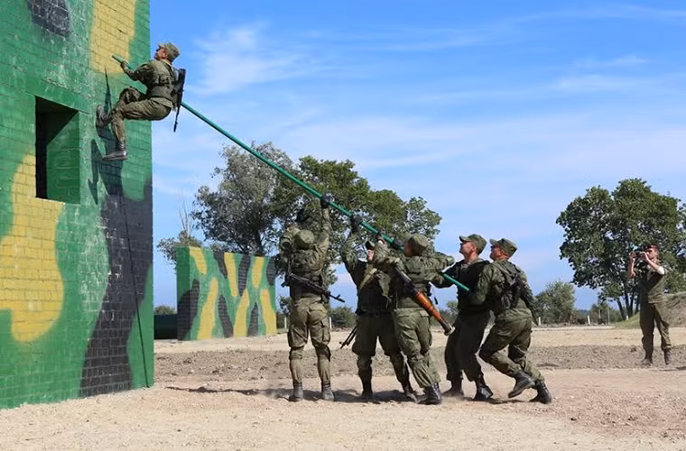 Cuộc thi “Marine Troopers-2016” năm nay cũng là cơ hội cho ta thấy được nơi các đơn vị lính thủy đánh bộ Nga rèn quân của mình như thế nào, dù có quân số khá nhỏ nhưng lính thủy đánh bộ vẫn là một trong những lực lượng nòng cốt của Hải quân Nga.