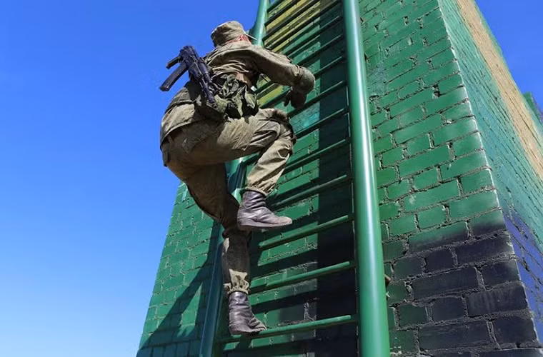 Và thao trường tại Kaliningrad sẽ được sử dụng làm nơi tổ chức phần thi chạy vũ trang vượt chướng ngại vật của “Marine Troopers-2016”.