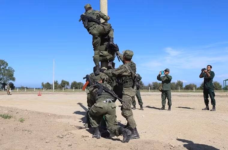 Tiếp đó là phần thi đồng đội, các binh sĩ phải hổ trợ nhau để có thể vượt qua được một thử thách.