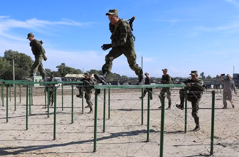 Lực lượng Lính thủy Đánh bộ Nga được thành lập từ thế kỷ 18 và đã có hơn 300 năm phát triển, quân số hiện nay của lực lượng này chỉ khoảng 12.000 người bao gồm cả lực lượng tác chiến đặc biệt và chỉ hoạt động tại các căn cứ hải quân trong và ngoài nước của Nga.