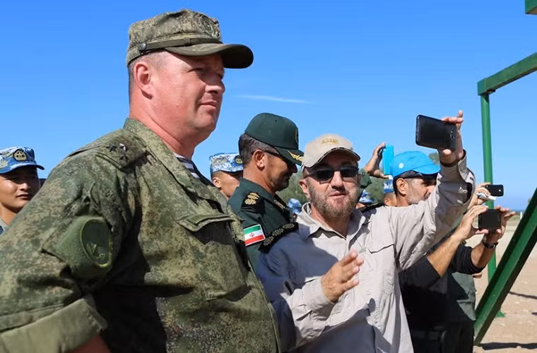 Buổi tham quan tại thao trường ở Kaliningrad còn có sự xuất hiện của các chỉ huy đứng đầu các đội tham gia “Marine Troopers” năm nay.