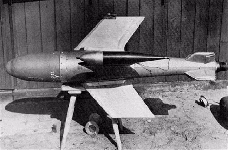 Các chuyến bay thử nghiệm đầu tiên của Ruhrstahl X-4 được thực hiện vào tháng 8/1944 trên những chiếc máy bay chiến đấu đa năng Junkers Ju 88 và chiến đấu cơ phản lực đầu tiên trên thế giới Messerschmitt Me 262. Tuy nhiên sau đó dự án này bị hủy bỏ và không được đưa vào trang bị. Và đến tận cuối chiến tranh X-4 mới được quan tâm trở lại với hơn 1.000 đơn vị tên lửa được sản xuất nhưng chúng lại không đến được tay Không quân Đức.