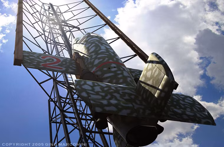 Quả tên lửa này nặng hơn 2.2 tấn được đẩy đi bằng 4 động cơ phụ Schmidding SG 34 và sau đó là bằng một động cơ chính Walter HWK 109-509C-1. Nó có thể bay với tốc độ hơn 1.000km/h với phạm vi bay tối đa là 60km trong khoảng thời gian bay hơn 4 phút. Về cơ bản Bachem ba 349 là một thiết kế thất bại với chừng đó thời gian là hoàn toàn không đủ cho một trận không chiến. Dù vậy nó vẫn được phép bay thử nghiệm lần đầu tiên vào tháng 3/1945 với cái chết của phi công thử nghiệm Lothar Sieber.