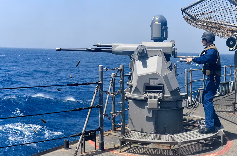 Về hệ thống động cơ nó được trang bị hai động cơ PA6 V 280 động cơ diesel với hai trục chân vịt, Jacinto có tốc độ di chuyển tối đa là 25 hải lý/giờ với tầm hoạt động 4.600km. Trong ảnh là một trong những vũ khí được trang bị trên các tàu Jacinto là pháo tự động 25mm M242.