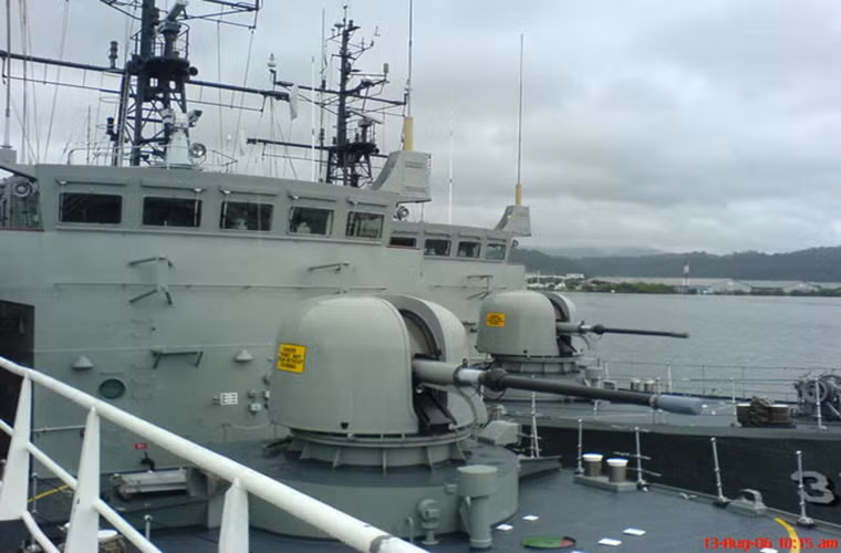 Hệ thống vũ khí chính của Jacinto là một hải pháo 76, một pháo tự động 25mm M242, hai pháo 20mm Mk.16 và hai súng máy 12.7mm. Về cơ bản các tàu Jacinto chỉ là lớp tàu tuần tra ven biển và có khả năng tác chiến trên biển khá hạn chế dù đây là một trong những tàu chiến hiện đại nhất của Philippines.