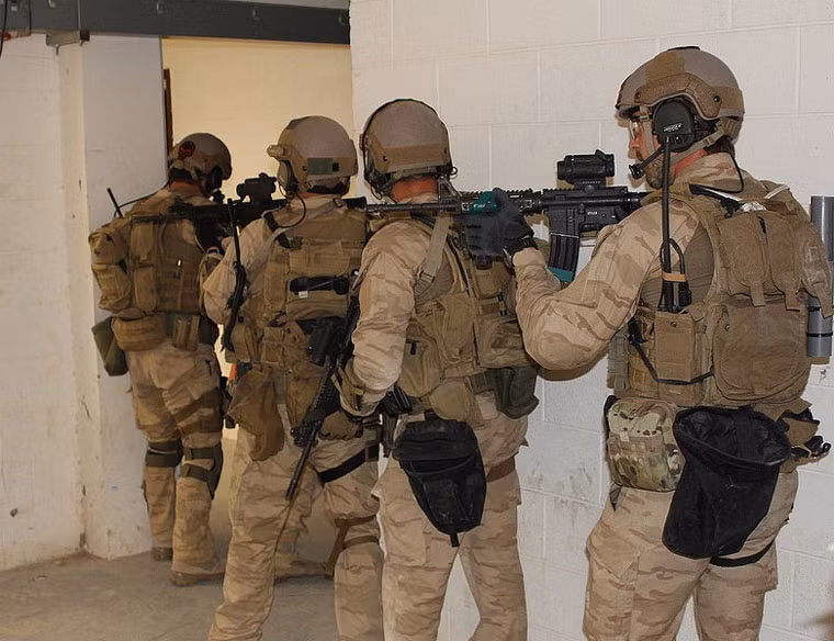 Các ứng viên vượt qua giai đoạn đào tạo căn bản sẽ tiến đến giai đoạn đào tạo bổ sung kéo dài trong 12 tháng. Giai đoạn này, các ứng viên sẽ được huấn luyện chuyên sâu vào một lĩnh vực cụ thể mà họ có kỹ năng. Ngoài ra, họ còn được đào tạo về kỹ năng nhảy dù ở độ cao lớn, xâm nhập từ đường biển và nhiều kỹ năng chiến đấu đặc biệt khác.