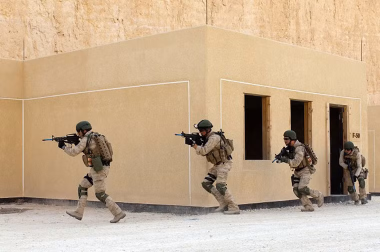 Giai đoạn này, ứng viên phải vượt qua các bài kiểm tra về kỹ năng bắn súng, sinh tồn, công nghệ thông tin, sức chịu đựng thể chất, lặn, nhảy dù, lý thuyết và chiến thuật quân sự, kiến thức y tế căn bản, khả năng tác chiến hiệp đồng và độc lập.