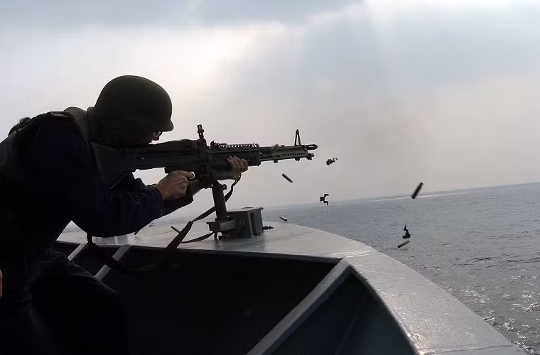 Sau đại thắng mùa xuân năm 1975, Quân đội Nhân dân Việt Nam đã tịch thu được số lượng lớn vũ khí do Mỹ chế tạo. Trong đó có dòng súng máy M60 - mẫu súng máy tiêu chuẩn của Quân đội Mỹ và các nước đồng minh trong suốt 50 năm. Nguồn ảnh: Wikipedia