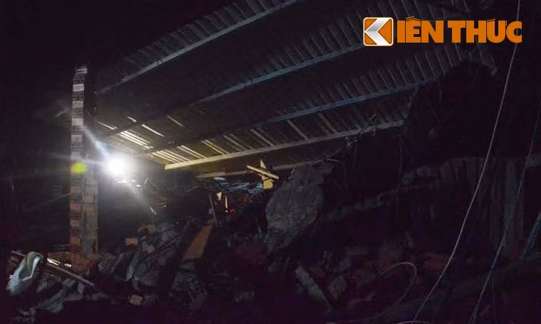 Đến hơn 23h đêm 5/11, các ngành chức năng huyện Bình Chánh, TP HCM vẫn khám nghiệm, điều tra làm rõ nguyên nhân vụ tai nạn sập nhà đang xây dựng xảy ra trên địa bàn xã Vĩnh Lộc B, huyện Bình Chánh làm 1 người chết, 10 người khác bị thương.