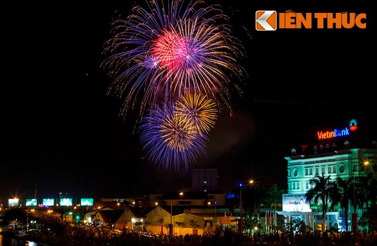21h đêm 30/4, những ánh sáng pháo hoa đầu tiên vút cao trên bầu trời TP HCM trong tiếng reo hồ vang dội của hàng vạn người dân. Mỗi đợt pháo hoa được bắn lên là những tiếng vỗ tay tán thưởng không ngớt.