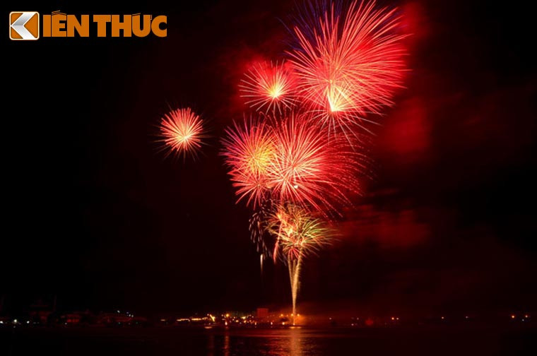 Pháo hoa đầy màu sắc trên sông Sài Gòn trong đêm 30/4.