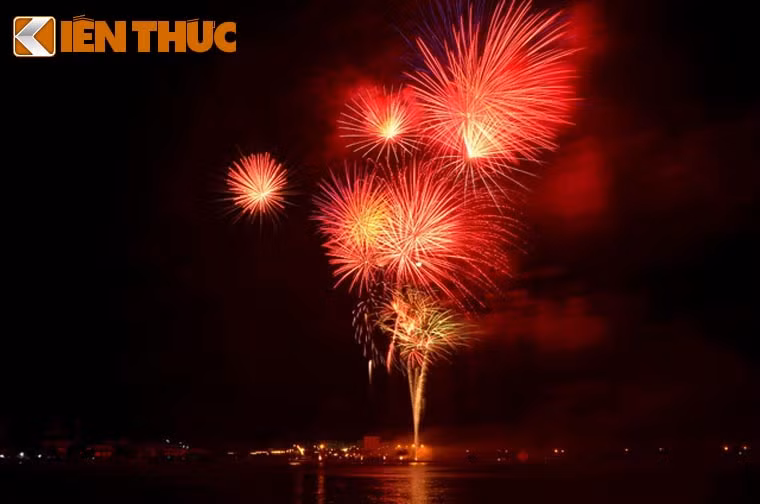 Pháo hoa đầy màu sắc trên sông Sài Gòn trong đêm 30/4.