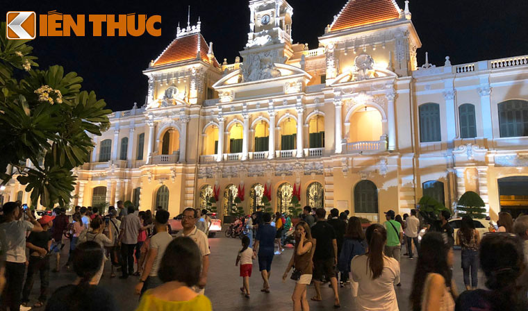 Từ tối nay 30/4, nhiều tuyến đường đổ về khu vực trung tâm TP HCM đông kín người. Các điểm thu hút đông đảo người dân đến vui chơi là khu vực trước trụ sở UBND - HĐND TP, phố đi bộ Nguyễn Huệ...