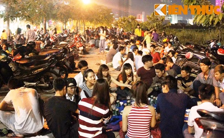 Giới trẻ TP HCM tìm nơi vui chơi chờ thưởng thức pháo hoa,