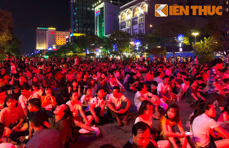 Giới trẻ TP HCM tham gia lễ hội trên phố đi bộ Nguyễn Huệ trong trật tự khiến ai cũng ngỡ ngàng.