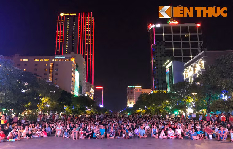 Hàng nghìn người dân, từ người lớn đến trẻ nhỏ đã ngồi trên phố đi bộ để thưởng thức chương trình nghệ thuật "Trang sử hào hùng, ngời sáng tươi lai" do UBND TP HCM tổ chức tại công viên Tượng đài Bác Hồ.