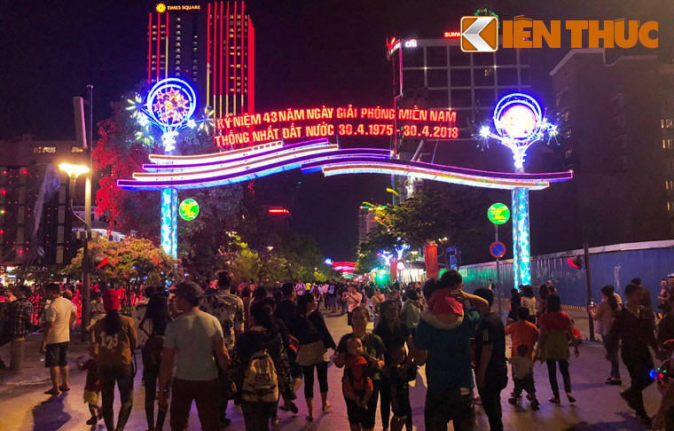 Phố đi bộ Nguyễn Huệ thu hút hàng vạn người từ khắp nơi đổ về. Tại đây cũng là địa điểm ngắm bắn pháo hoa 30/4 vô cùng lý tưởng được bắn lên từ phía sông Sài Gòn.