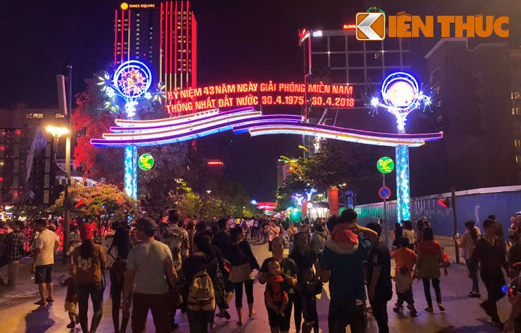 Phố đi bộ Nguyễn Huệ thu hút hàng vạn người từ khắp nơi đổ về. Tại đây cũng là địa điểm ngắm bắn pháo hoa 30/4 vô cùng lý tưởng được bắn lên từ phía sông Sài Gòn.