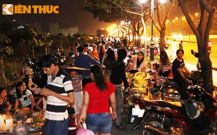 Đại lộ Mai Chí Thọ (đoạn gần khu vực hầm Thủ Thiêm, nơi diễn ra bắn pháo hoa lúc 21h ngày 30/4) gần đến giờ bắn pháo hoa đông kín người.