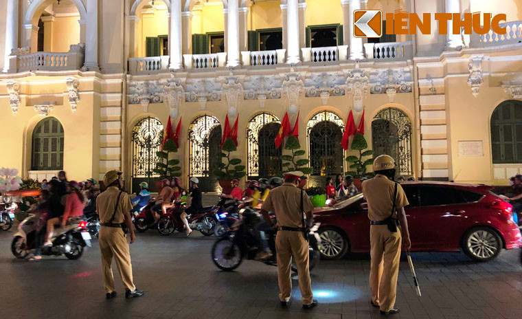 Tuy nhiên, đường phố đã không xảy ra cảnh ùn tắc, giao thông rất trật tự khi có rất đông lực lượng CSGT làm nhiệm vụ.